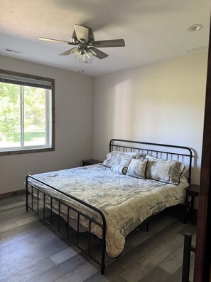 2 bedrooms, free WiFi, bed sheets, wheelchair access