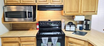 3BR ranch-style house in prime Summerville next to I-26 - Charming