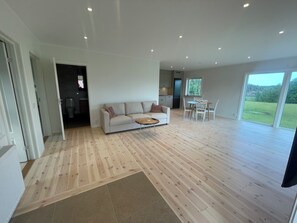 Smart TV - Peaceful farm apartment with lake view near the west coast (Västra Götalands län)