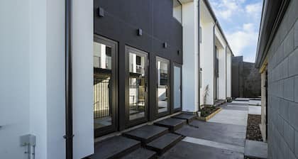 Central Crossing - Christchurch Holiday Home