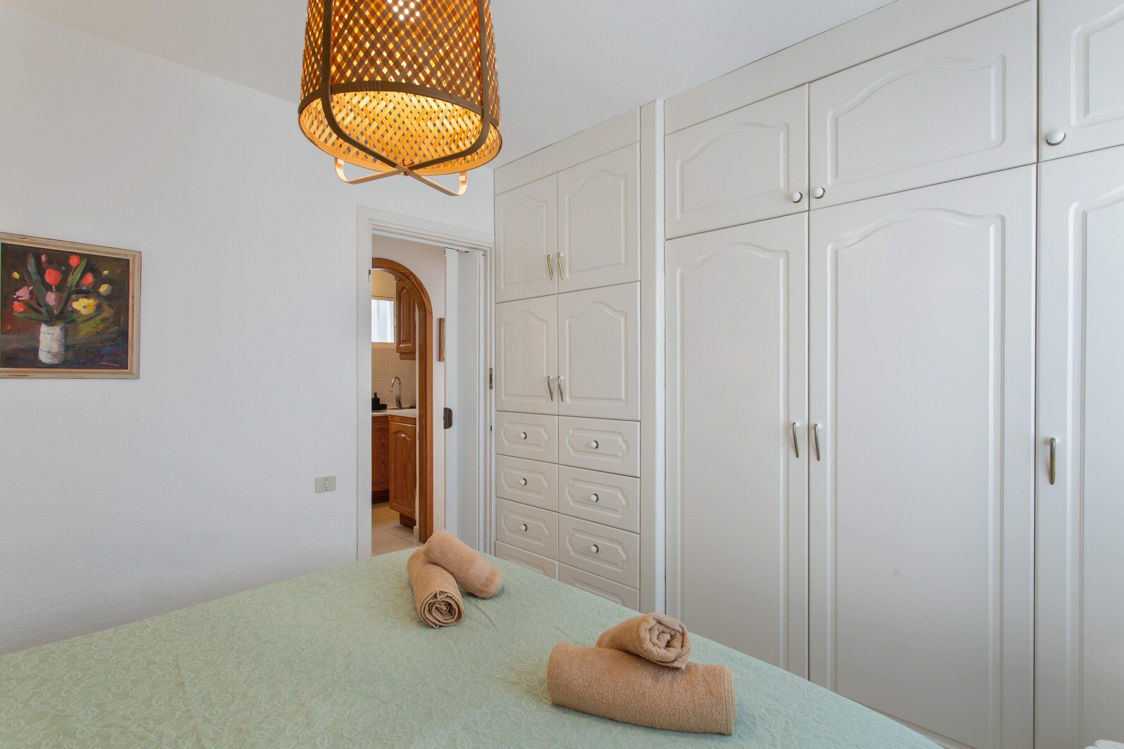 2 habitaciones, tabla de planchar con plancha, wifi y ropa de cama 