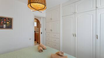 2 habitaciones, tabla de planchar con plancha, wifi y ropa de cama