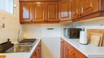 Een koelkast, een microgolfoven, een oven, een kookplaat