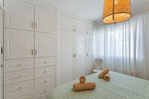 2 habitaciones, tabla de planchar con plancha, wifi y ropa de cama 