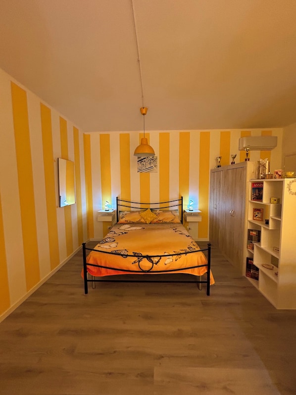 1 bedroom, bed sheets