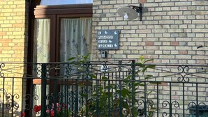 A brick building with a sign reading "IL PARADISO DELLE FARFALLE" and a number "42" on the wall.