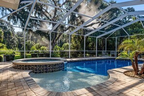 Utomhuspool och uppvärmd pool