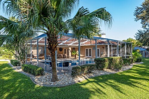 Charming Golf Retreat - Pool/hot tub sleep 6