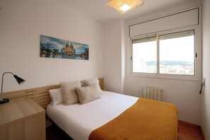 Apartamento (3 Bedrooms) | 3 dormitorios, escritorio, tabla de planchar con plancha y ropa de cama