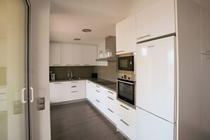 apartman (3 Bedrooms) | Privát konyha | Hűtőszekrény, mikrohullámú sütő, sütő és mosogatógép