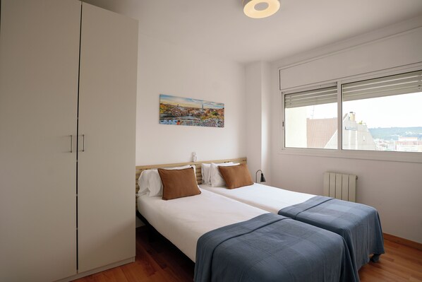 Departamento (3 Bedrooms) | 3 habitaciones, escritorio y tabla de planchar con plancha 