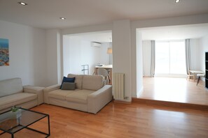 Apartamento (3 Bedrooms) | Zona de estar | Una televisión