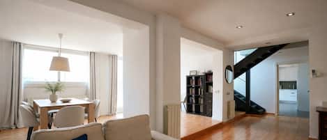 Appartement (3 Bedrooms) | Aire de séjour | Téléviseur