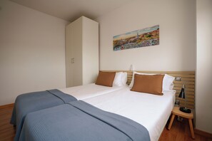 apartman (3 Bedrooms) | 3 hálószoba, íróasztal, vasaló/vasalódeszka és ágynemű
