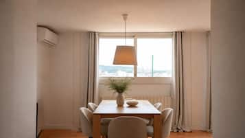 Apartamento (3 Bedrooms) | Zona de estar | Una televisión