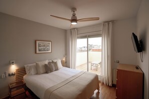 Lägenhet (3 Bedrooms) | 3 sovrum, skrivbord, strykjärn/strykbräda och sängkläder