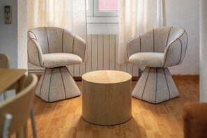 Apartment (3 Bedrooms) | Living area