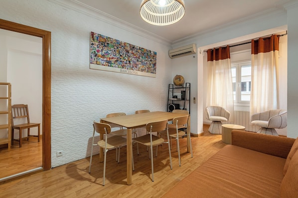 Apartment (3 Bedrooms) | Living area | TV