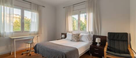 Căn hộ (3 Bedrooms) | 3 phòng ngủ, bàn, bàn ủi/dụng cụ ủi quần áo