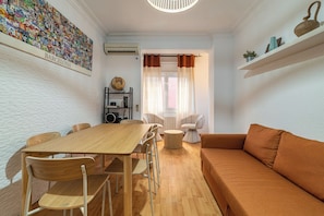 Apartment (3 Bedrooms) | Living area | TV