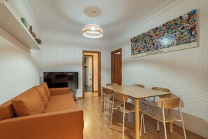 Apartment (3 Bedrooms) | Living area | TV
