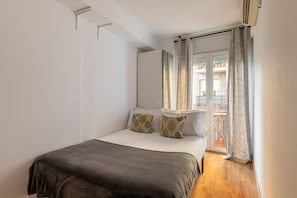 Apartment (3 Bedrooms) | 3 bedrooms, desk, iron/ironing board