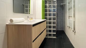 Apartamento (3 Bedrooms) | Banheiro | Chuveiro, toalhas de banho, papel higiênico
