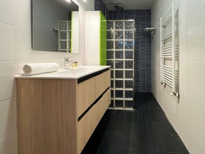 Apartment (3 Bedrooms) | Bathroom | Shower, towels, toilet paper - Stay U-nique Apartments Salva II (Barcelona)