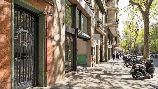 Vista de la calle con un edificio que dice