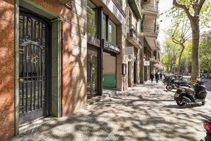 Vista de la calle con un edificio que dice 