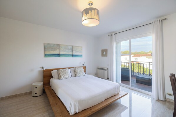 Căn hộ (3 Bedrooms) | 3 phòng ngủ, bàn, bàn ủi/dụng cụ ủi quần áo, bộ trải giường 