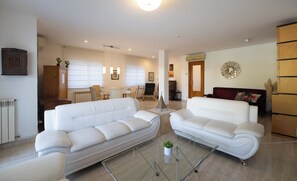 公寓 (3 Bedrooms) | 起居区 | 电视、DVD 播放器、书