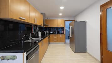 Apartamento (3 Bedrooms) | Cozinha privada | Geladeira, micro-ondas, fogão, chaleira elétrica