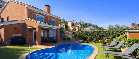 Außenpool, Sonnenschirme, Liegestühle