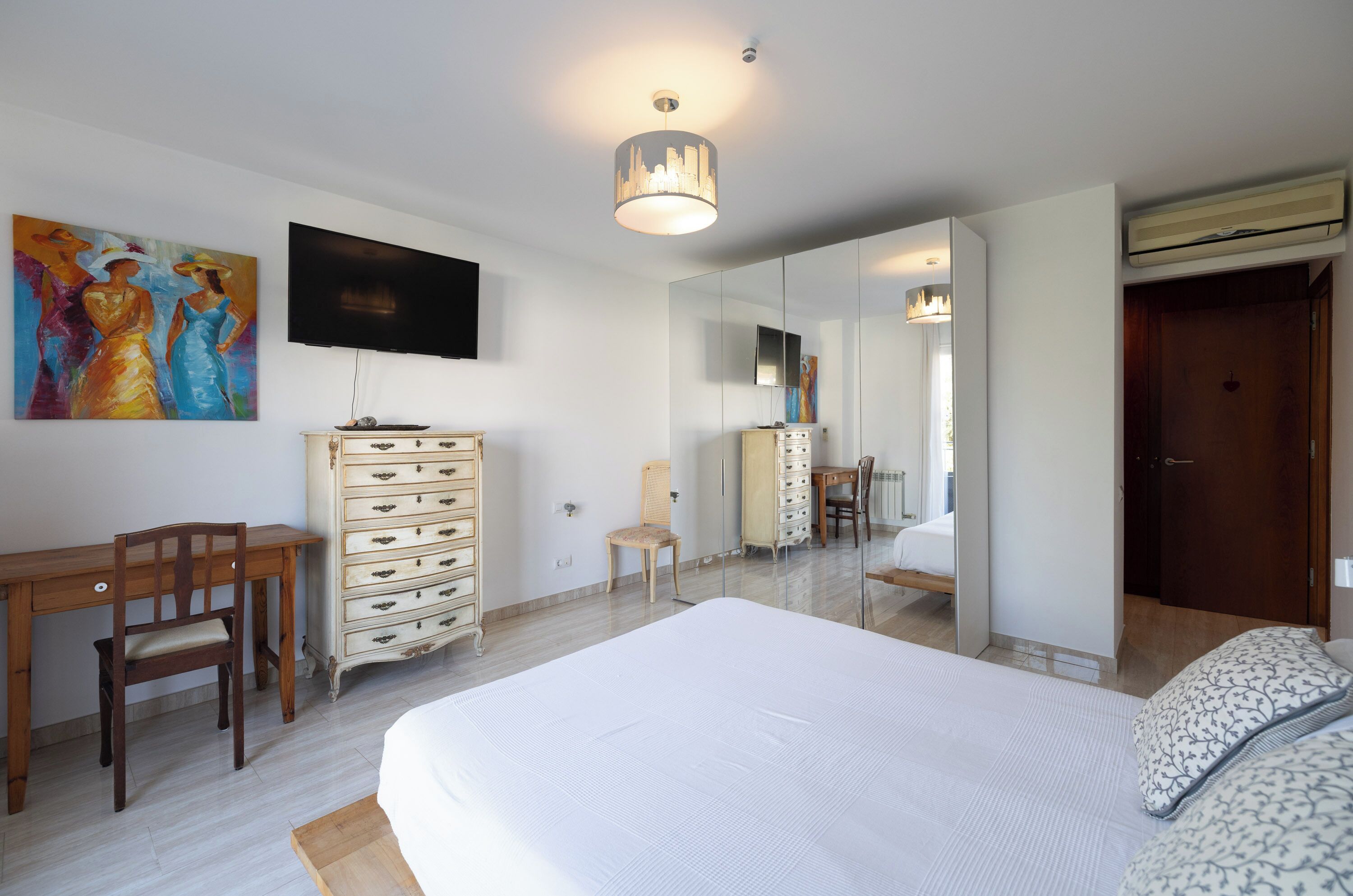 Apartment (3 Bedrooms) | 3 bedrooms, desk, iron/ironing board, bed sheets