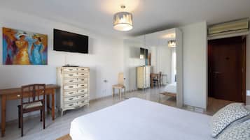 Apartment (3 Bedrooms) | 3 bedrooms, desk, iron/ironing board, bed sheets