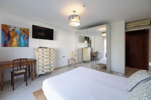 3 bedrooms, desk, iron/ironing board, bed sheets - Stay U-nique Villa Portimar (Arenys de Mar)