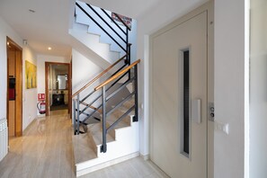 Căn hộ (3 Bedrooms) | Khu phòng khách | TV, đầu đĩa DVD, sách 