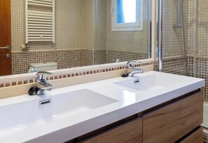 Apartment (3 Bedrooms) | Bathroom