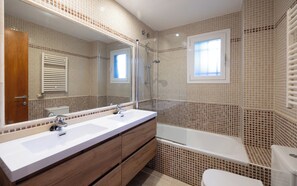 Departamento (3 Bedrooms) | Baño | Regadera, bidet, toallas, papel de baño 