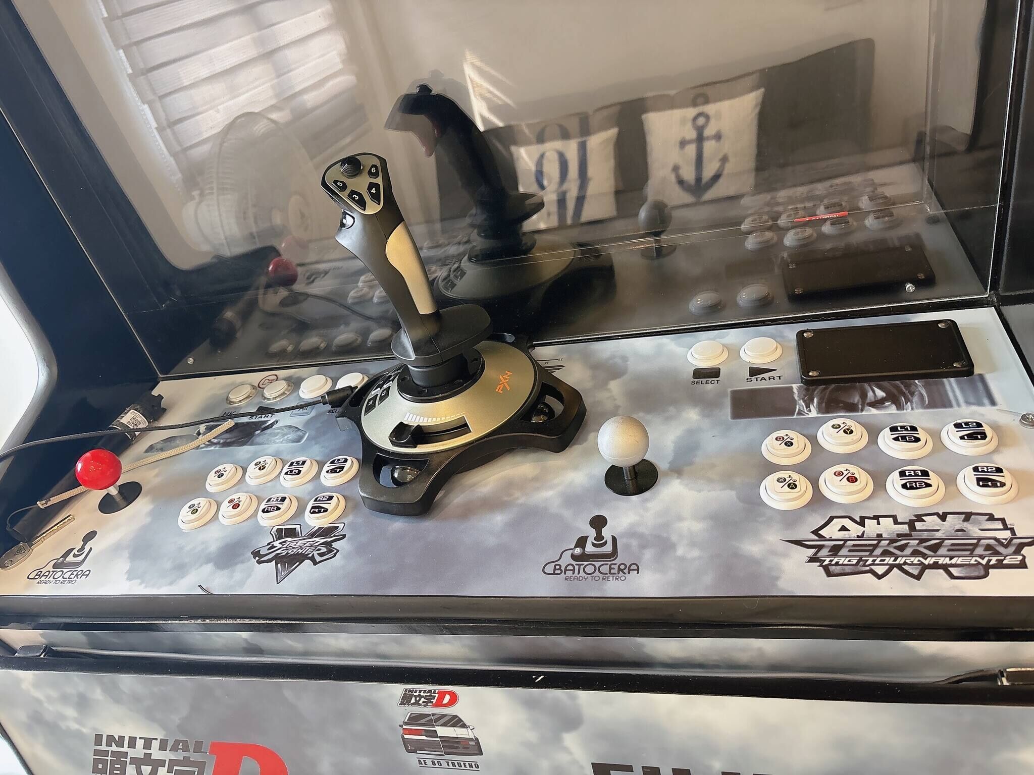 Ein Gaming-Joystick mit zahlreichen Tasten und einem Lenkrad.