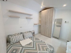 Condo, 1 Bedroom, Smoking, Balcony