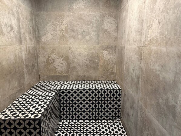 Una ducha con suelo y paredes de diseño geométrico.
