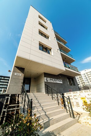 Exterior - Olive Tree Residence with Parking, 3 mins walk to the beach. Pet&child friendly (Năvodari)