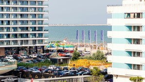 Un hotel con diversi piani, un parcheggio e vista sul mare.