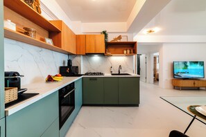 Kühlschrank, Mikrowelle, Ofen, Herdplatte