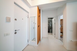 Interior - Olive Tree Residence with Parking, 3 mins walk to the beach. Pet&child friendly (Năvodari)