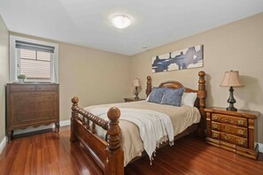 1 slaapkamer, een bureau, een strijkplank/strijkijzer, wifi