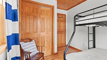 3 bedrooms, iron/ironing board, WiFi, bed sheets