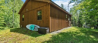 Pinecone Cottage Hot Tub & Projector at Falls Lake